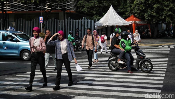 Upah Minimum Provinsi (UMP) DKI Jakarta naik menjadi Rp 5.067.381. Di tengah kenaikan UMP tersebut, aktivitas karyawan di kawasan Thamrin berjalan normal.