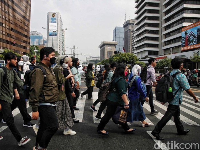 Upah Minimum Provinsi (UMP) DKI Jakarta naik menjadi Rp 5.067.381. Di tengah kenaikan UMP tersebut, aktivitas karyawan di kawasan Thamrin berjalan normal.