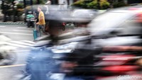 Aktivitas di kawasan perkantoran Thamrin berjalan normal saat UMP DKI Jakarta naik 3,6 persen.  