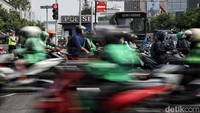 Selain aktivitas warga, arus lalu lintas juga berjalan normal saat saat UMP DKI Jakarta menjadi Rp 5.067.381.  