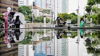 Sejumlah pekerja beraktivitas di kawasan Jalan MH Thamrin, Jakarta, Rabu (22/11/2023).  
