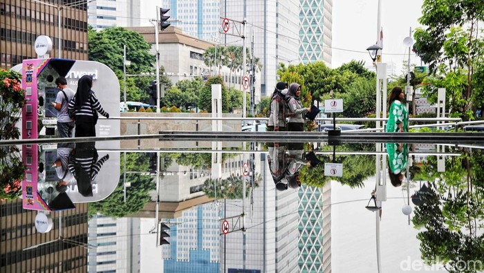 Upah Minimum Provinsi (UMP) DKI Jakarta naik menjadi Rp 5.067.381. Di tengah kenaikan UMP tersebut, aktivitas karyawan di kawasan Thamrin berjalan normal.