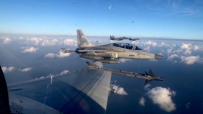 A Philippine Air Force FA-50PH aircraft takes part in the joint Philippines-U.S. Maritine Cooperative Activity in the vicinity of Batanes and the South China Sea that fall within the exclusive economic zone of the Philippines, November 21, 2023. Philippine Air Force/Handout via REUTERS  THIS IMAGE HAS BEEN SUPPLIED BY A THIRD PARTY. NO RESALES. NO ARCHIVES
