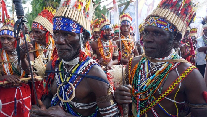 Masyarakat adat Papua mengikuti karnaval budaya di Kota Sorong, Papua Barat Daya, Rabu (22/11/2023). Acara tersebut selain guna memperingati Hari Ulang Tahun (HUT) ke-22 Otonomi Khusus (Otsus) rjuga untuk mewujudkan kerukunan antarsuku dan agama di wilayah Papua Barat Daya. ANTARA FOTO/Olha Mulalinda