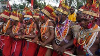 Masyarakat adat Papua mengikuti karnaval budaya di Kota Sorong, Papua Barat Daya, Rabu (22/11/2023). 