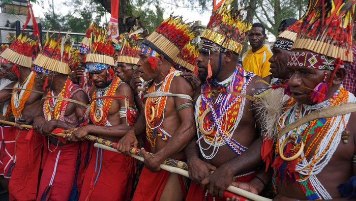 Masyarakat adat Papua mengikuti karnaval budaya di Kota Sorong, Papua Barat Daya, Rabu (22/11/2023). Acara tersebut selain guna memperingati Hari Ulang Tahun (HUT) ke-22 Otonomi Khusus (Otsus) rjuga untuk mewujudkan kerukunan antarsuku dan agama di wilayah Papua Barat Daya. ANTARA FOTO/Olha Mulalinda