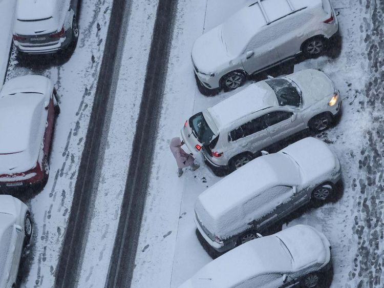 Potret Mobil-mobil Tertutup Salju di Ukraina