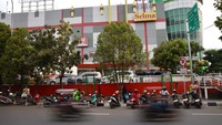 Padahal sudah ada rambu di larang parkir di kawasan tersebut. 