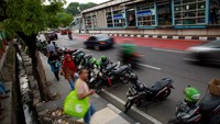Aksi parkir sembarangan itu menggangu pengendara dan pejalan kaki yang melintas. 