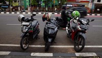 Parkir menyilang itu juga memakan badan jalan dan kerap menyebabkan kemacetan. 
