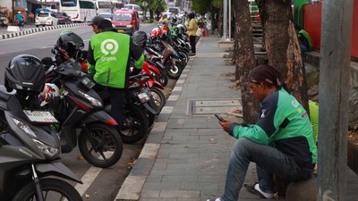 Potret Ojol Parkir Sembarangan di Kawasan Pinang Ranti