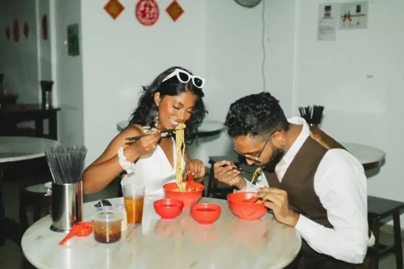 Unik! Pasangan Ini Pilih Prewedding di Kedai Pan Mee Favoritnya