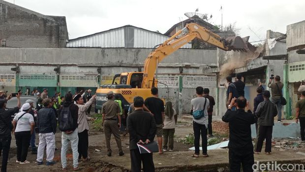 Proses pembongkaran bangunan eks Terminal Cilembang, Kota Tasikmalaya, Selasa (21/11/2023).