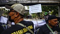 Mereka mendesak pemerintah membuat regulasi yang berpihak pada pengemudi. 