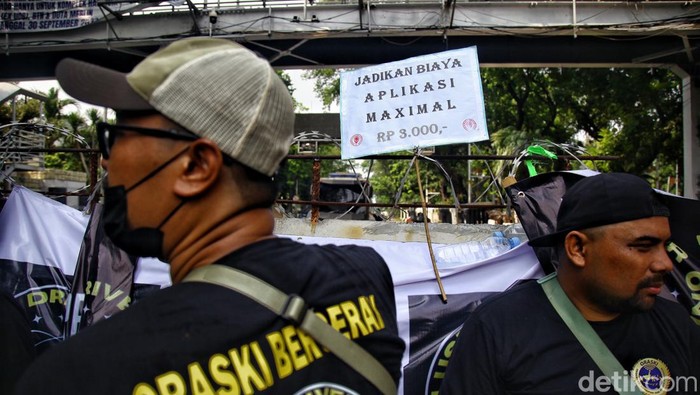 Ratusan Pengemudi Taksi Online Gelar Unjuk Rasa di Patung Kuda
