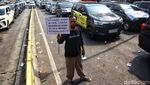 Ratusan Pengemudi Taksi Online Gelar Unjuk Rasa di Patung Kuda