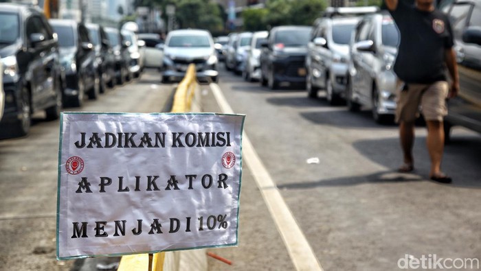 Ratusan Pengemudi Taksi Online Gelar Unjuk Rasa di Patung Kuda