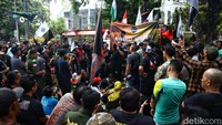 Ratusan pengemudi taksi daring memarkir kendaraannya saat berunjukrasa di kawasan Patung Kuda, Jl Medan Merdeka Barat, Jakarta, Rabu (22/11/2023).