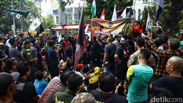 Ratusan Pengemudi Taksi Online Gelar Unjuk Rasa di Patung Kuda