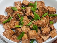 bahan-bahan tahu teriyaki yang disusun rapi di atas meja dapur