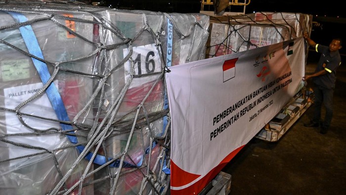Petugas bersiap memindahkan bantuan hibah kemanusiaan dari Pemerintah Indonesia untuk Palestina ke pesawat di Terminal 2F Bandara Internasional Soekarno Hatta, Tangerang, Banten (22/11/2023). Pemerintah Indonesia kembali mengirimkan bantuan berupa obat-obatan dan peralatan kesehatan senilai Rp31,9 miliar yang merupakan rangkaian dari bantuan pemerintah tahap 2 sebagai bentuk dukungan kepada masyarakat Palestina yang menjadi korban serangan Israel. ANTARA FOTO/Sulthony Hasanuddin/Spt.
