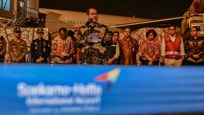 Petugas bersiap memindahkan bantuan hibah kemanusiaan dari Pemerintah Indonesia untuk Palestina ke pesawat di Terminal 2F Bandara Internasional Soekarno Hatta, Tangerang, Banten (22/11/2023). Pemerintah Indonesia kembali mengirimkan bantuan berupa obat-obatan dan peralatan kesehatan senilai Rp31,9 miliar yang merupakan rangkaian dari bantuan pemerintah tahap 2 sebagai bentuk dukungan kepada masyarakat Palestina yang menjadi korban serangan Israel. ANTARA FOTO/Sulthony Hasanuddin/Spt.