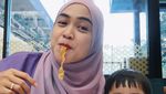 Momen Manis Ria Ricis Makan Rendang dan Mie Bareng Keluarga