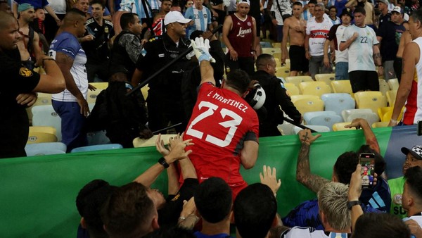 Foto: Ricuh Suporter di Maracana, Ada Emi Martinez Vs Polisi