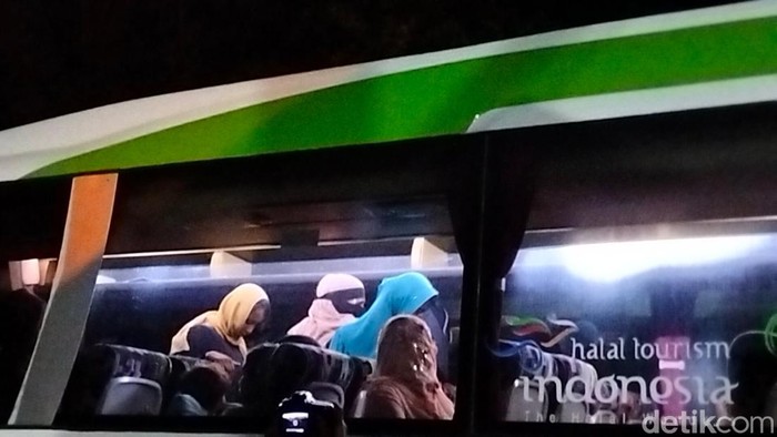 Rohingya yang baru tiba dari Sabang dipindahkan ke kamp penampungan sementara di Lhokseumawe. (Agus Setyadi/detikSumut)