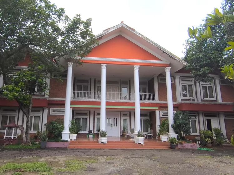 Deretan Foto Rumah Merah yang Populer Jadi Tempat Syuting Sinetron Azab