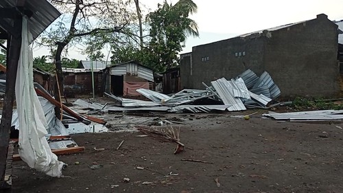 Rumah warga di Dusun Aiq Genit, Desa Senteluk, Kecamatan Batulayar, Lombok Barat, Nusa Tenggara Barat (NTB), rusak akibat angin kencang pada Selasa sore (21/11/2023). (Foto: istimewa)