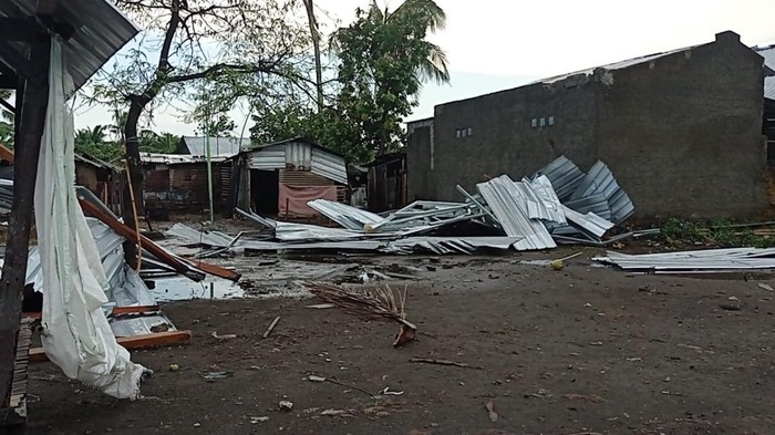Rumah warga di Dusun Aiq Genit, Desa Senteluk, Kecamatan Batulayar, Lombok Barat, Nusa Tenggara Barat (NTB), rusak akibat angin kencang pada Selasa sore (21/11/2023). (Foto: istimewa)