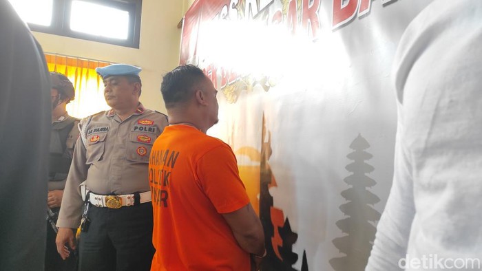 Samuel Kairo Kalumbang, pelanggan penganiaya karyawan UD Cakrawala dihadirkan saat konferensi pers di Polsek Denpasar Barat, Rabu (22/11/2023). (I Wayan Sui Suadnyana/detikBali)
