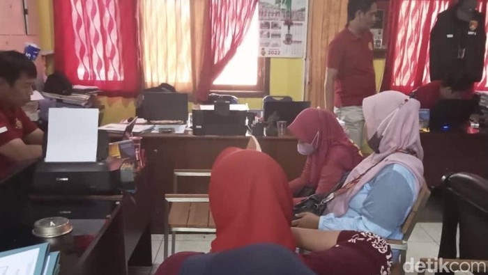 Sejumlah nasabah BMT H di Rembang mengadu ke polisi karena tak bisa mencairkan tabungan dan deposito, Rabu (22/11/2023).