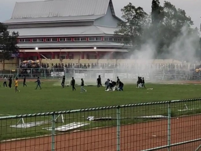 Sejumlah suporter masuk ke dalam lapangan dan merusak fasilitas di Stadion Satria Purwokerto, Rabu (22/11/2023) sore.