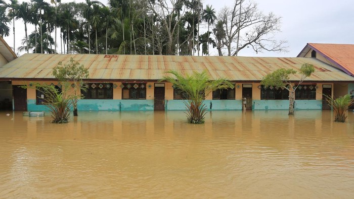 Foto udara permukiman penduduk yang terendam banjir di Desa Blang Beurandang, Johan Pahlawan, Aceh Barat, Aceh, Rabu (22/11/2023). Data Pusat pengendalian dan operasi (Pusdalops PB) Badan Penanggulangan Bencana Daerah (BPBD) Aceh Barat menyebutkan banjir yang melanda Kabupaten Aceh Barat sejak Senin (20/11/2023) terus meluas dari delapan kecamatan menjadi sebelas kecamatan yang menyebabkan ribuan rumah warga terendam banjir serta ratusan warga terdampak terpaksa mengungsi. ANTARA FOTO/Syifa Yulinnas/aww.