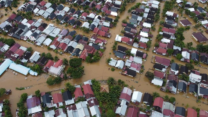 Foto udara permukiman penduduk yang terendam banjir di Desa Blang Beurandang, Johan Pahlawan, Aceh Barat, Aceh, Rabu (22/11/2023). Data Pusat pengendalian dan operasi (Pusdalops PB) Badan Penanggulangan Bencana Daerah (BPBD) Aceh Barat menyebutkan banjir yang melanda Kabupaten Aceh Barat sejak Senin (20/11/2023) terus meluas dari delapan kecamatan menjadi sebelas kecamatan yang menyebabkan ribuan rumah warga terendam banjir serta ratusan warga terdampak terpaksa mengungsi. ANTARA FOTO/Syifa Yulinnas/aww.