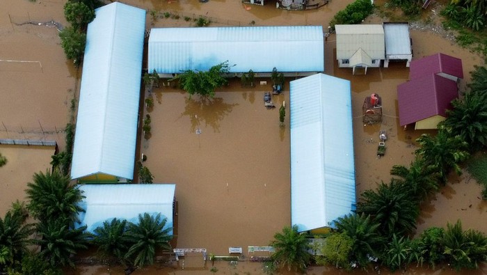 Sekolah Diliburkan Gegara Banjir di Aceh Barat Foto udara permukiman penduduk yang terendam banjir di Desa Blang Beurandang, Johan Pahlawan, Aceh Barat, Aceh, Rabu (22/11/2023). Data Pusat pengendalian dan operasi (Pusdalops PB) Badan Penanggulangan Bencana Daerah (BPBD) Aceh Barat menyebutkan banjir yang melanda Kabupaten Aceh Barat sejak Senin (20/11/2023) terus meluas dari delapan kecamatan menjadi sebelas kecamatan yang menyebabkan ribuan rumah warga terendam banjir serta ratusan warga terdampak terpaksa mengungsi. ANTARA FOTO/Syifa Yulinnas/aww.
