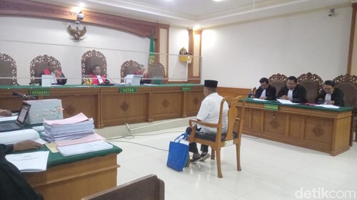 Suwanto menjalani sidang sebagai terdakwa kasus dugaan gratifikasi pengadaan buku di PN Tipikor Denpasar, Rabu (22/11/2023). (Aryo Mahendro/detikBali)