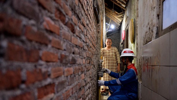 Operator produksi PT Pertamina EP Subang Field menyalakan kompor jaringan gas di rumah warga Desa Cidahu, Kecamatan Pagaden Barat, Kabupaten Subang, Jawa Barat.