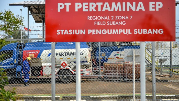 Operator memantau produksi dari ruang kontrol di Stasiun Pengumpul Subang, PT Pertamina EP Subang Field, Kabupaten Subang, Jawa Barat.