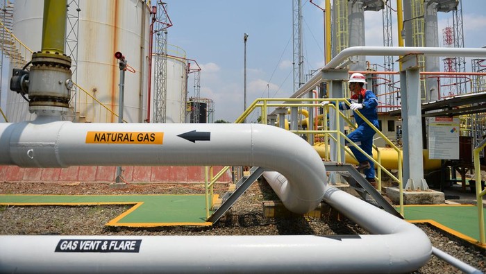 Operator memantau produksi dari ruang kontrol di Stasiun Pengumpul Subang, PT Pertamina EP Subang Field, Kabupaten Subang, Jawa Barat.