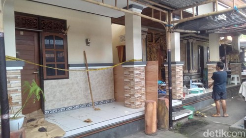 Suasana di kos mahasiswa asal Medan yang ditemukan tewas di dalam kamar di Benoa, Kuta Selatan, Bali.