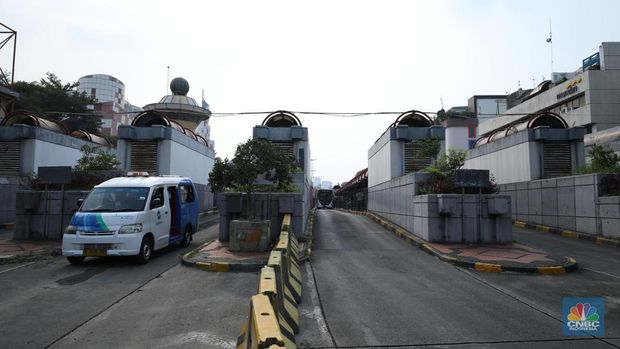 Suasana Terminal Bus Blok M yang akan di revitalisasi, Selasa (21/11/2023). PT Mass Rapid Transit (MRT) Jakarta berencana menjadikan kawasan Blok M menjadi berorientasi transit (transit oriented development/TOD). (CNBC Indonesia/Tri Susilo)