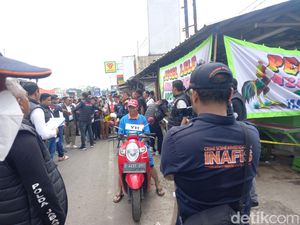 Keluarga Emosi Lihat Yosep Cengar-cengir di Rekonstruksi Pembunuhan Tuti-Amel