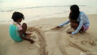 Pasir putih dan lembut Pantai Paal akan membuat Anda betah bermain.  