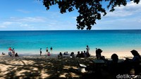 Travelers bisa bersantai dari gazebo sambil melihat pemandangan bukit di sekitarnya. Air lautnya pun jernih.  