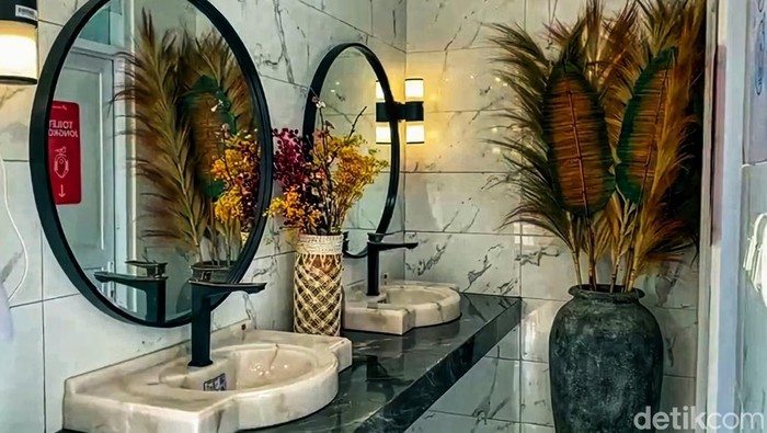 Toilet di salah satu SPBU Sukabumi yang disebut mewah. Bikin nyaman pengunjung karena seperti toilet di hotel berbintang.