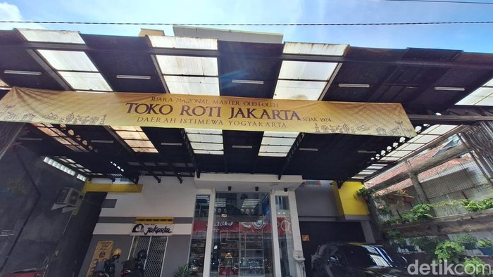 Toko Roti Jakarta yang berada di daerah Poncowinatan, Jetis, Kota Jogja yang hampir berusia satu abad.