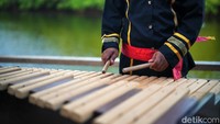 Dahulu, Kolintang digunakan untuk upacara ritual adat yang berhubungan dengan pemujaan roh leluhur.  
